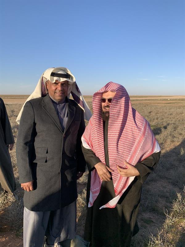 شاهد الشيخ السديس يبحث عن الفقع ويتحدى الثعابين العملاقة التي فجعت سعودياً حتى الموت وسط الصحراء