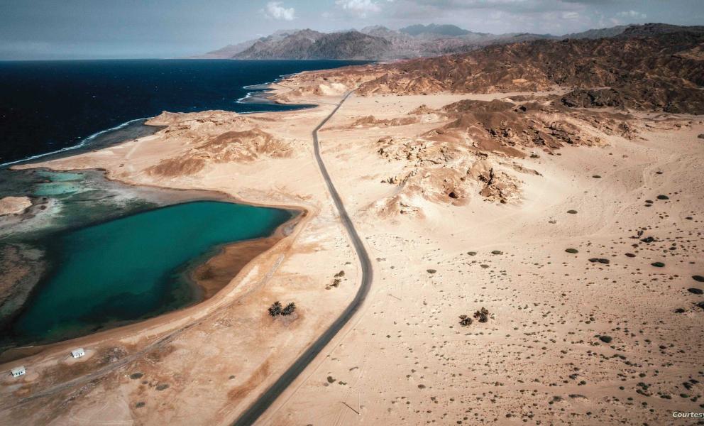 في السعودية بدأ بحفر أنفاق عبر الجبال لبناء مدينة نيوم شاهد