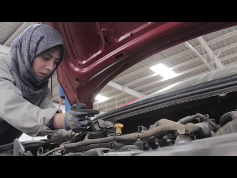 شاهد سعودية خارقة الجمال تفاجئ السعوديين بمهنتها التي عجز عنها الرجال!