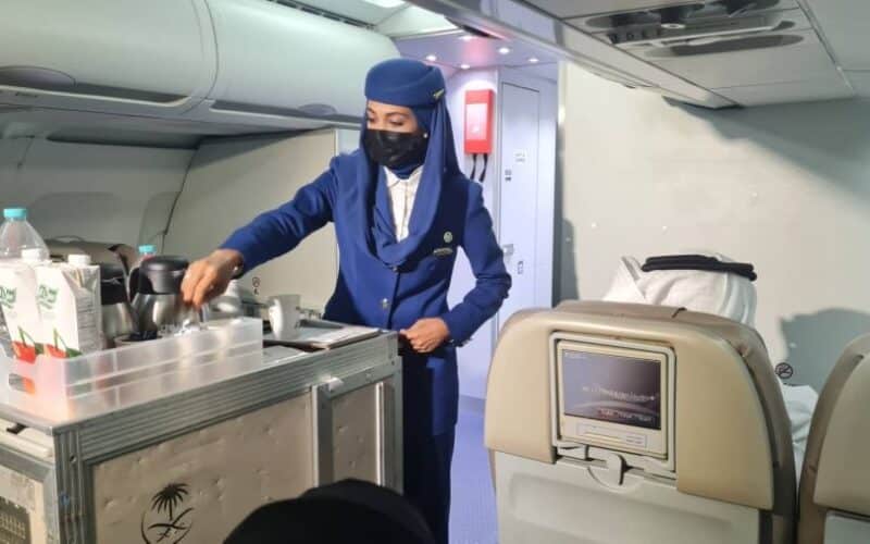 شاهد أجمل مضيفة طيران سعودية تكشف أسرار صادمة في مهنتها وحقائق مايحدث داخل الطائرات في المملكة