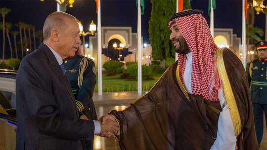 شاهد بالفيديو استقبال ولي العهد السعودي للرئيس التركي اردوغان في قصر السلام بجدة 