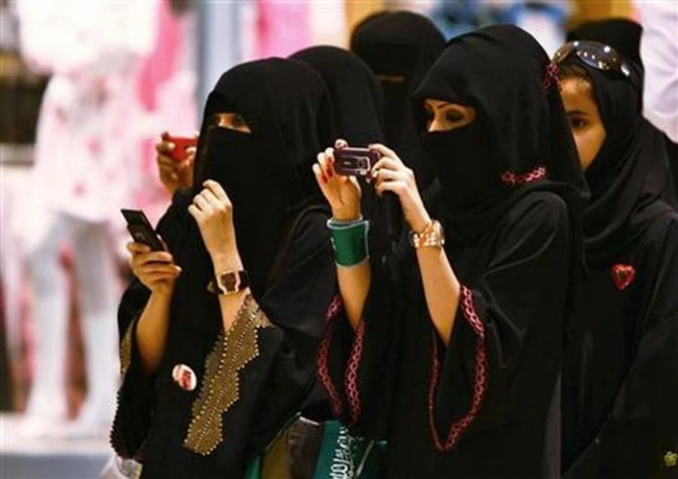 4 معلمات سعوديات يقعن في عشق سائقهن الخاص ويتزوجن منه دفعة واحدة ويخصصن له راتب شهري.. والمفاجأة ما حدث ليلة الزفاف !!