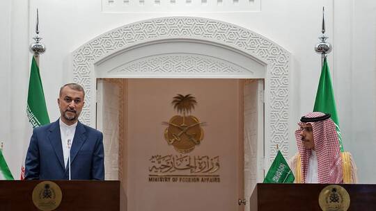 وزير الخارجية الإيراني يعجب بإسم هذه القاعة التي عقد فيها المؤتمر الصحفي خلال زيارته السعودية.. ما أسمها ؟