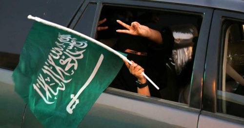  السلطات السعودية تحذر مواطنيها من العبث بالعلم السعودي في الاحتفال باليوم الوطني وهذه عقوبة من يخالف !