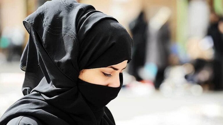 حسناء سعودية رفضت ملايين مقابل التنازل وطالبت المحكمة بفق عين زوجها بسبب ما فعله بها ..لن تصدق ماذا فعل!