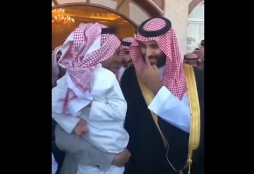 شاهد ..طفل صغير فاجئ ولي العهد السعودي محمد بن سلمان وطلب منه سيارة مرسيدس..وهكذا كان رد فعله غير متوقعة !! 