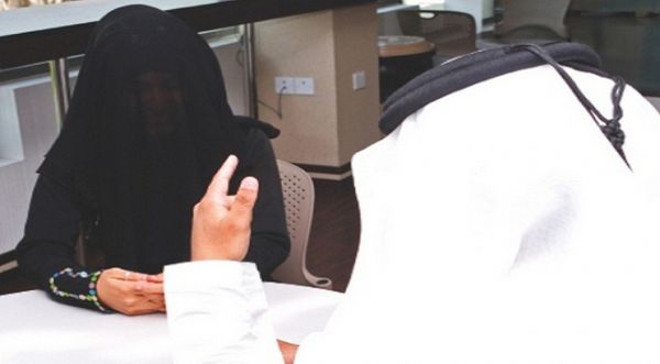 سعودي يدعو زوجته لوجبة عشاء ويفاجئها بزواجه بالثانية، لن تتخيل ما الذي فعلته به وجعله مسخرة