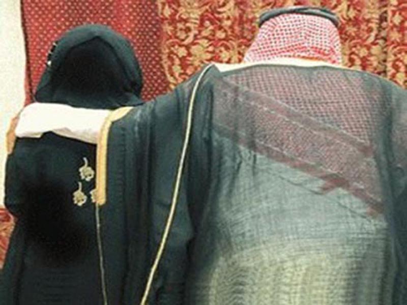فتاة  سعودية أجبرها والدها على الزواج من رجل ستيني وماحدث لها ليلة الدخلة لن تنساه طوال عمرها .. لن تصدق ماجرى !