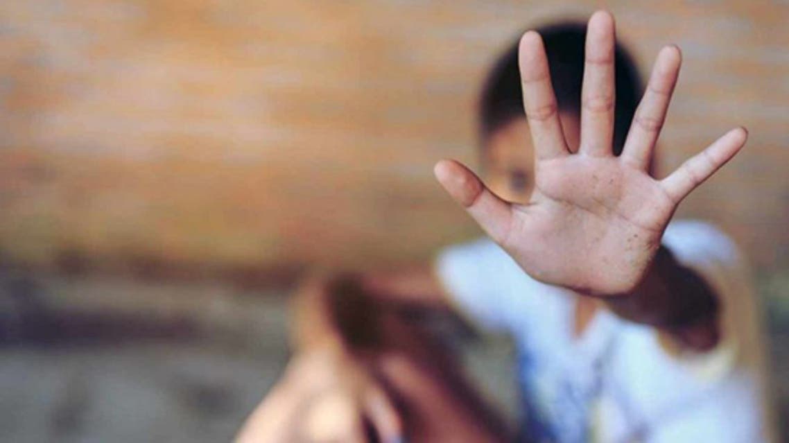 قتل طفل يمني على يظ والده