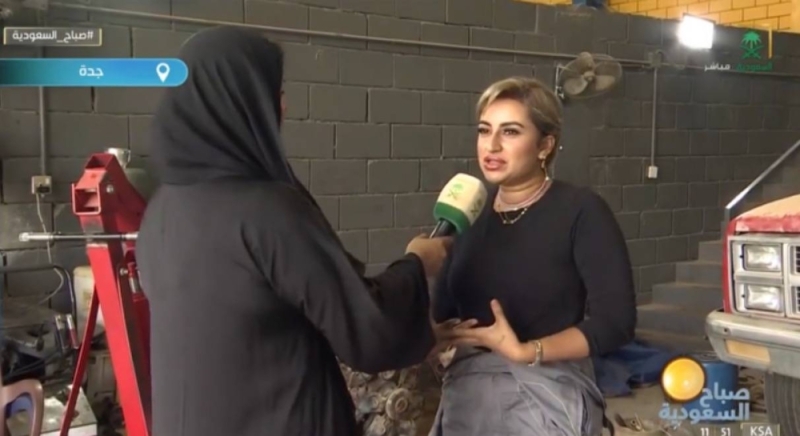  أول ميكانيكية سعودية تكشف سبب عملها في مهنة تصليح السيارات.. وكيف كانت ردة فعل المجتمع نحوها ؟