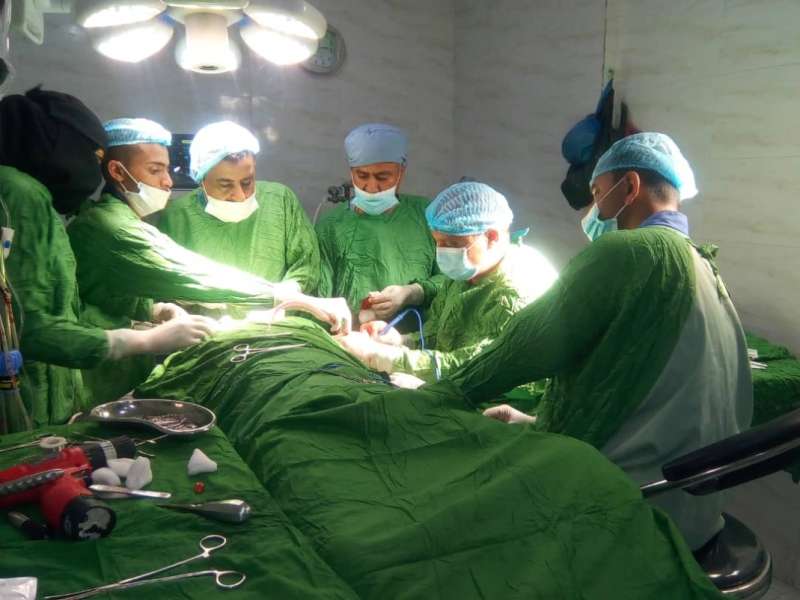 فنان يمني تتدهور حالته الصحية بسبب خطأ طبي أثناء خضوعه لعملية جراحية بسيطة ”الاسم وصور”