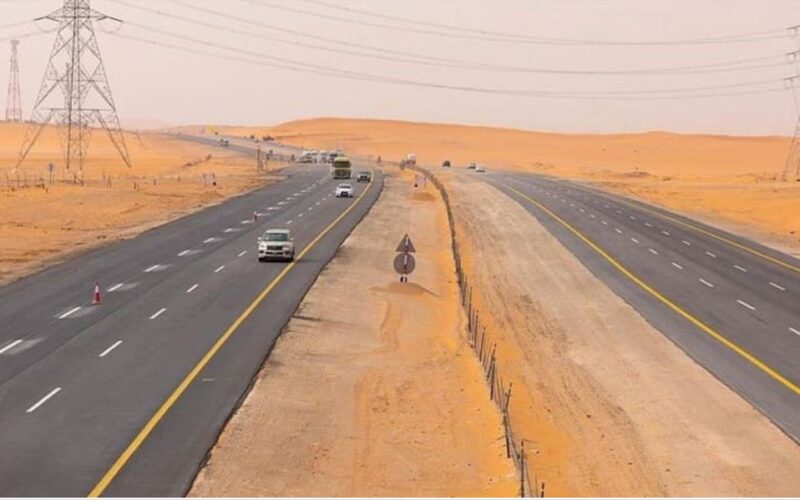 طفلة سعودية نسيها أهلها على الخط السريع وعندما وجدها الأمن كانت الصدمة!