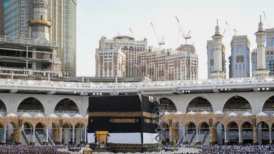 فك المذهبات استعدادا لإنزال الثوب القديم وإكساء الكعبة ثوبها الجديد