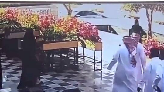 فيديو مروع لفتاة سعودية تقود سيارة بسرعة تسقط في حوض نافورة أحد المجمعات التجارية