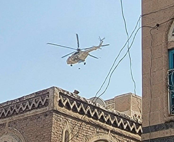 شاهد لأول مرة منذ الانقلاب  .. ميليشيا الحوثي تستعرض بالطائرات ”العمودية” في سماء صنعاء اليمنية .. صورة