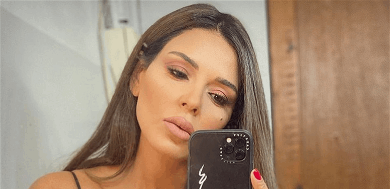 شاهد الصورة : مذيعة طقس الـ LBCI بإطلالة مثيرة وجريئة .. ثوب شفاف أسود يكشف الكثير! 