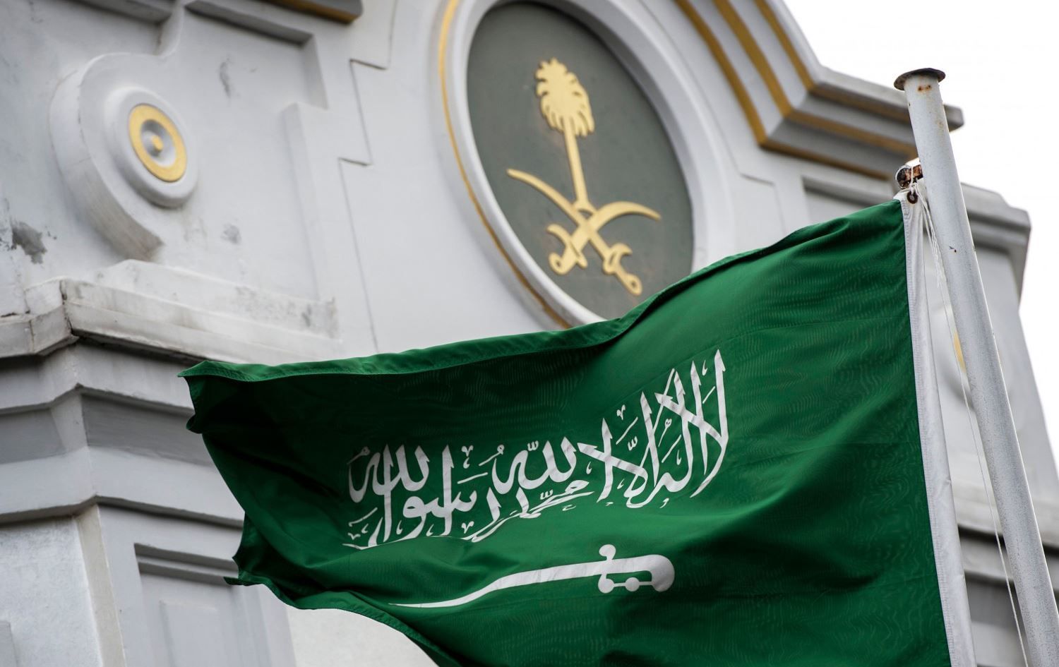 سعودي رفض الصلاة قبل تنفيذ القصاص علية.. وكانت الصدمة بعد قطع رقبتة..شاهد الصدمة