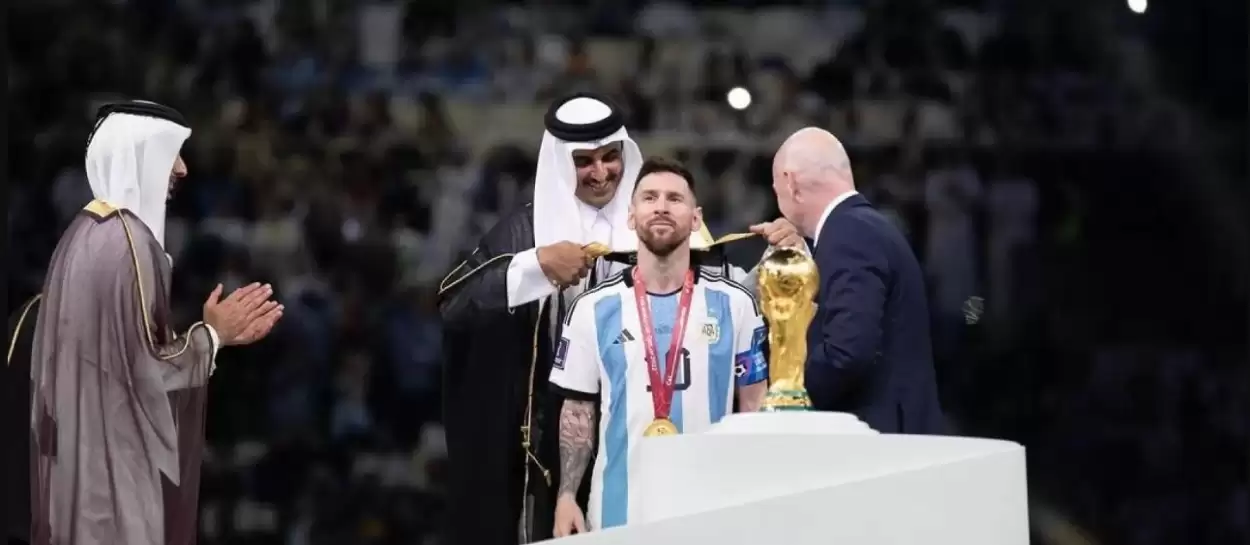 بكلمات غير متوقعة ..هذا ماقاله الشيخ تميم لـ ميسي وهو يلبسه العباءة العربية أثناء تتويجه بكأس العالم 2022!!