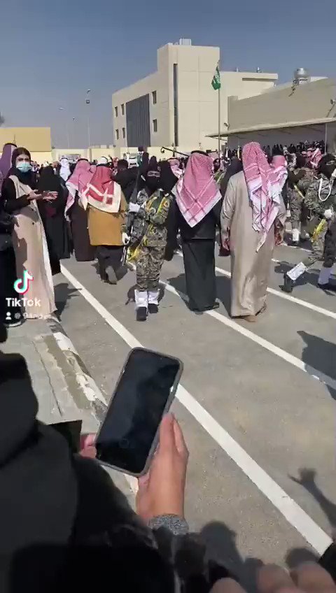 مجندة سعودية تشعل مواقع التواصل بردة فعلها اثناء احتفال والدتها بتخرجها .. هذا ما حدث !