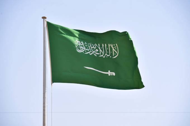 شاهد: اول صالون تجميل نسائي يعمل فيه شباب يثير الجدل في السعودية.. لهذا السبب!!