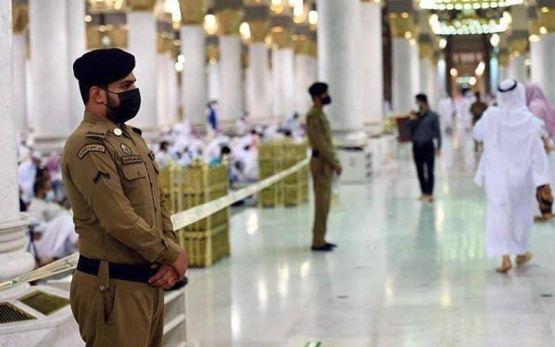 شاهد الأمن السعودي يضبط مقيمة وزوجها وهم يمارسون هذا الفعل الصادم في اطهر بقاع الأرض!