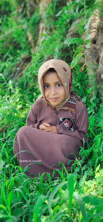 بملابس تقليدية.. طفلة يمنية شبيهة بالشخصية الكرتونية ”ماشا”تخطف الأنظار أثناء رعي الأغنام..شاهد الصور  