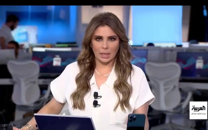 مذيعةسعودية جميلة في بث مباشر تدخل في نوبةضحك والسبب صادم ومحرج..شاهد