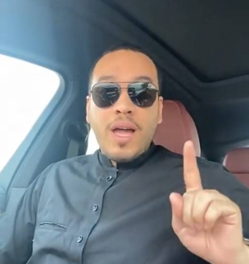 محامي سعودي يجيب على سؤال احد متابعيه ..  هل تقبيل يد الموظفة يعتبر احترام أو تحرش؟ والإجابة صادمة 