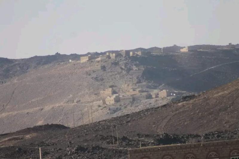 ورد الآن : القبائل المسلحة تنتزع اهم جبل استراتيجي من يد الحوثيين بعد تفجير الوضع في البيضاء اليمنية