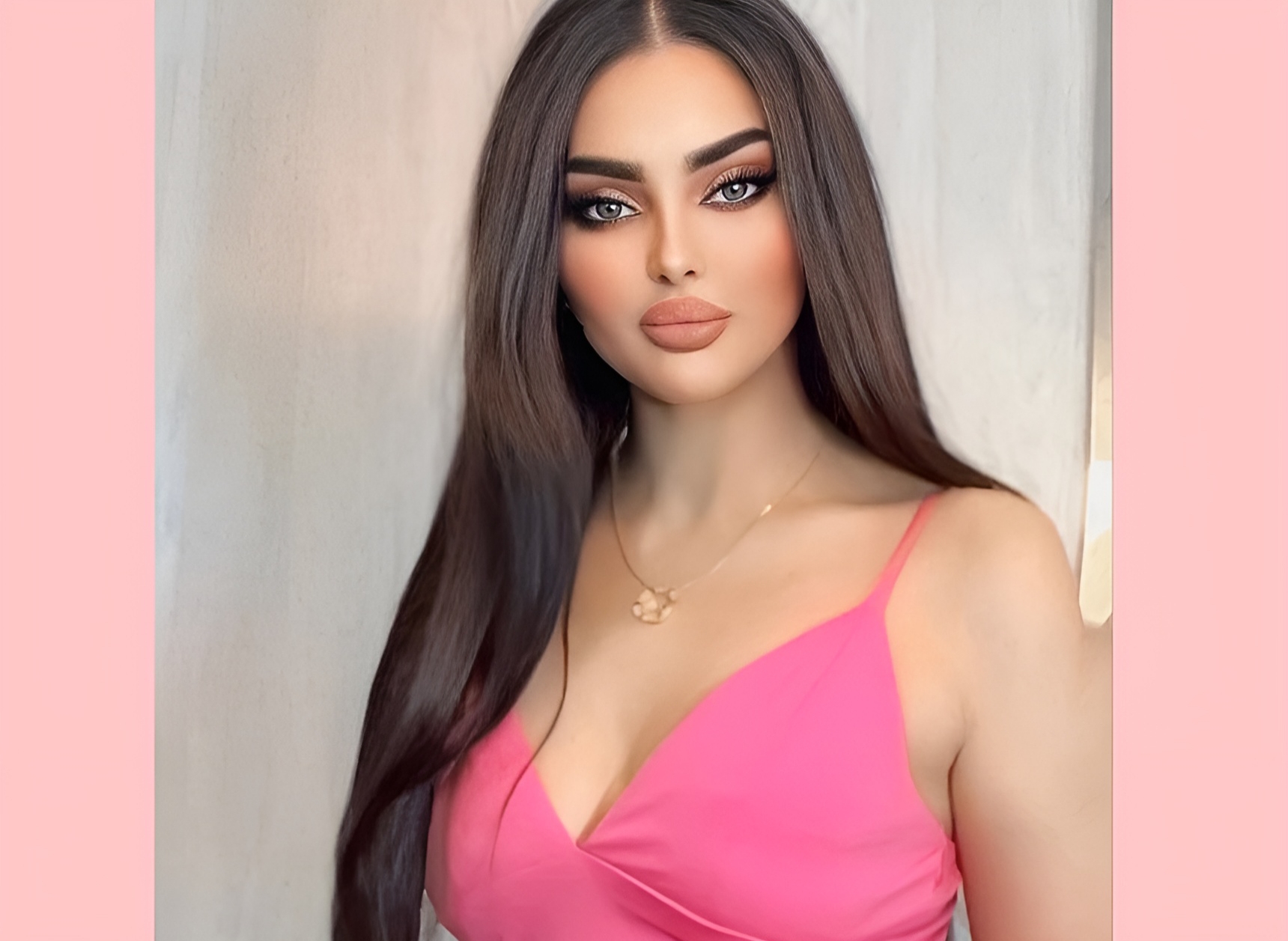 شاهد ملكة جمال السعودية مثيرة بفستان أحمر عاري الصدر استعداداً لمهمة جديدة