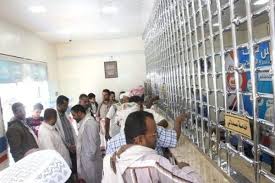 لأول مرة .. محلات الصرافة تشهد هذا الزحام بعد انخفاض سعر الريال السعودي مقابل الريال اليمني (اسعار الصرف)