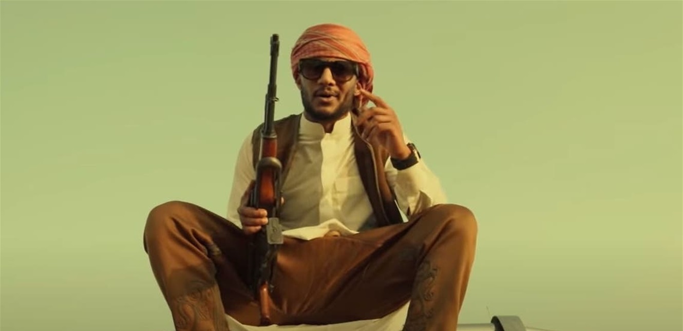 محمد رمضان يحمل الكلاشنكوف
