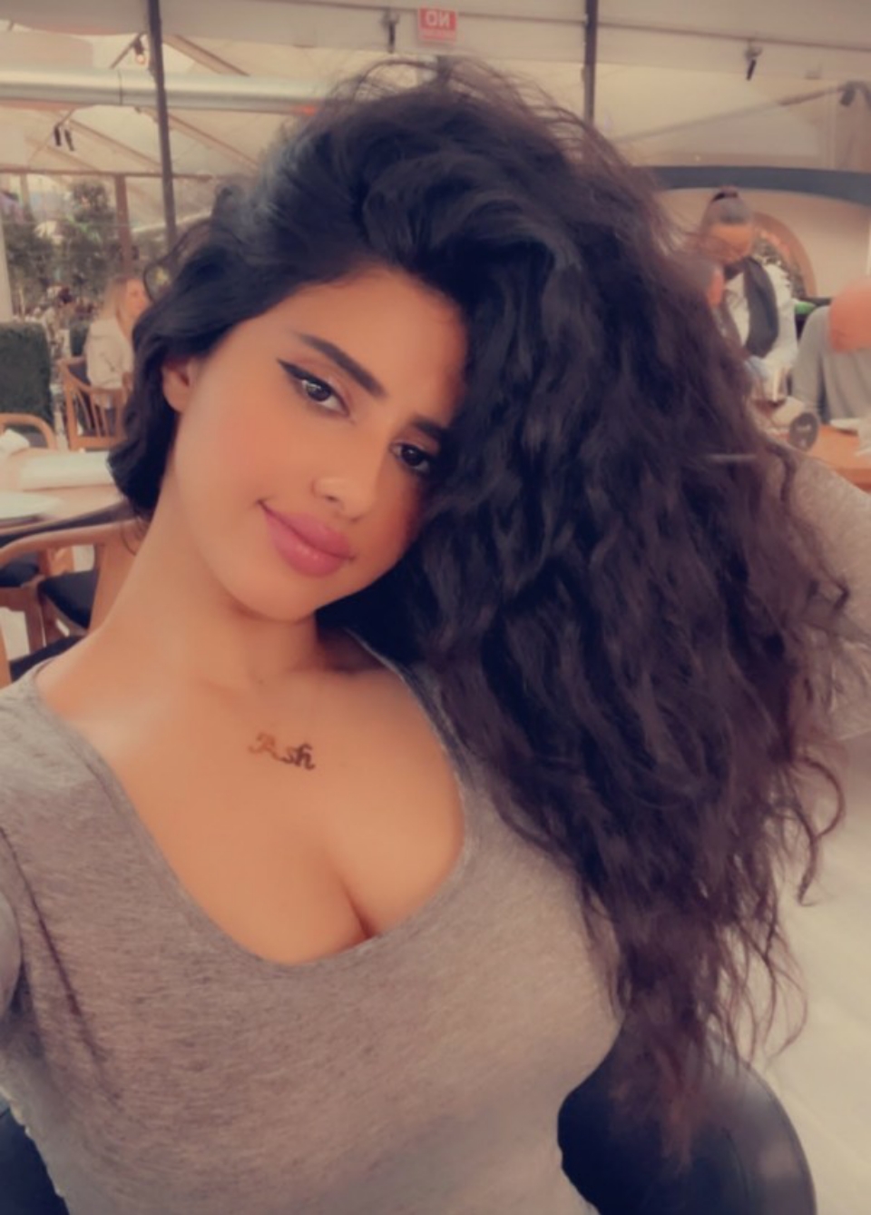 شاهد قبل الحذف ..مراهقة سعودية تهز خلفيتها الكبيرة أمام الكاميرا وتفعل في غرفة النوم هذا الشيء المخجل