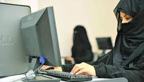 سعودي خرج يراقب اخته في مكان عملها فاكتشف أمر مفاجئ جمد دمه في عروقة!! 