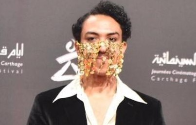 أحمد الطائع بملابس نسائية