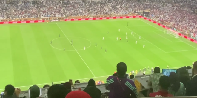 يمني يلتقط أغلى وأعظم صورة من مدرجات كأس العالم اعجبت كل اليمنيين وشعرتهم بالفخر..شاهد الصورة