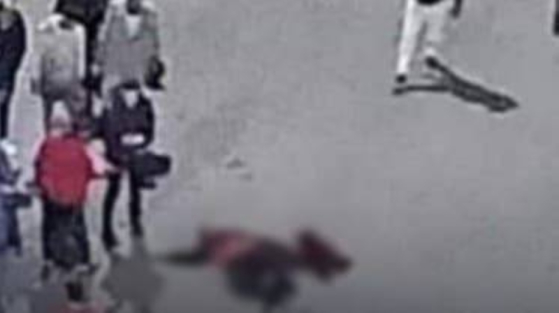 جريمة بشعة تهز مصر..شاهد رجل يذبح زوجته وسط شارع عام والكشف عن السبب الصادم!