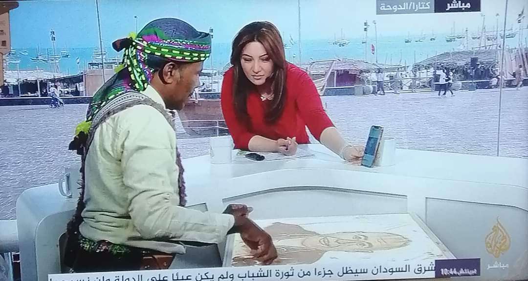 على الهواء مباشرة .. فنان يمني يبهر مذيعة قناة الجزيرة عقب قيامه بهذا الامر امامها في أقل من 5دقائق !!(شاهد)
