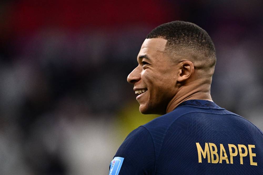 لن تصدق كم تبلغ ثروت نجم المنتخب الفرنسي لكرة القدم كيليان مبابي ومن يدير ثروته الخيالية ! .. تفاصيل تنشر لأول مرة