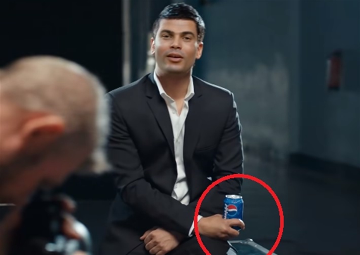 عمرو دياب بأصبع مبتور
