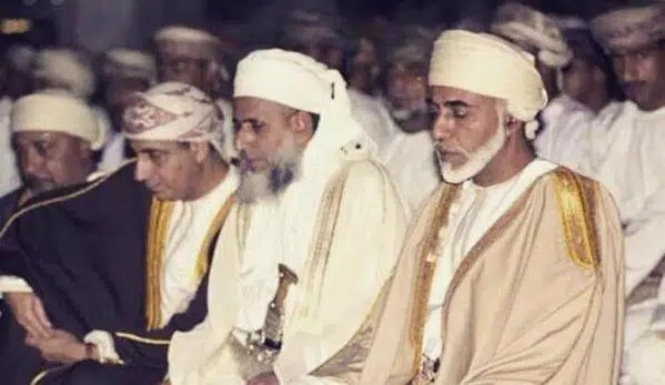 المذيع  علي الظفيري يفاجئ مفتي سلطنة عُمان بسؤال عن أمر أثار جدلاً كبيراً .. ورد جريء لم يتوقعه الجميع كاشفاً فيه عن مذهبهم