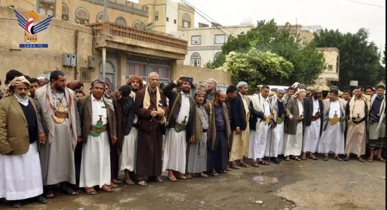 عبدالملك الحوثي يظهر في العاصمة بجوار الحاكم الفعلي لصنعاء .. صورة