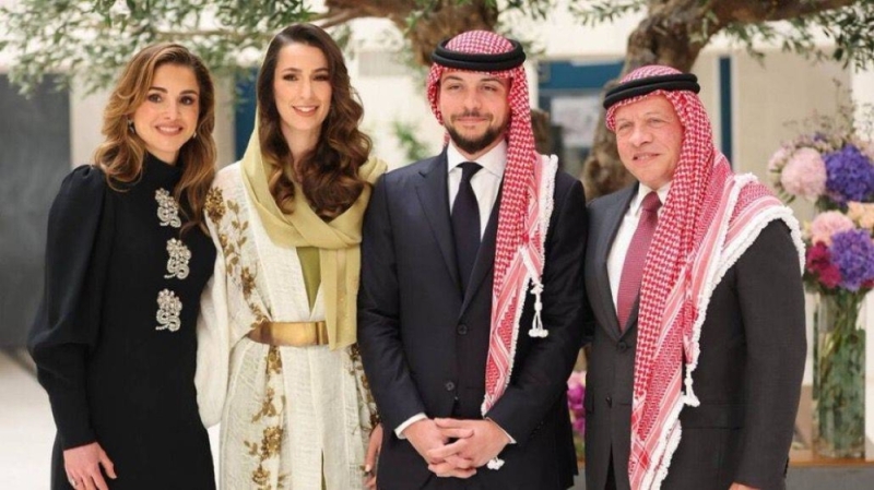 صحيفة تكشف عن ثمن خاتم الخطوبة الذي قدمه الأمير الأردني الحسين لخطيبته رجوة آل سيف