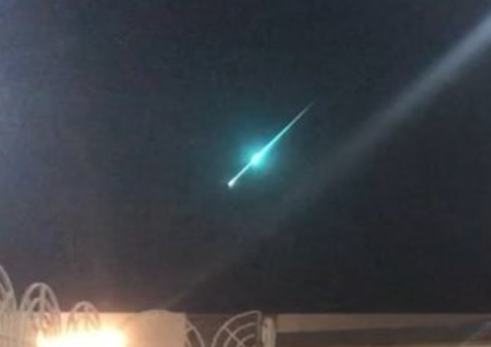  نيزك حائل أو الكرة النارية يضيء سماء السعودية بضوء يميل للأخضر ويترك ادخنه في مساره