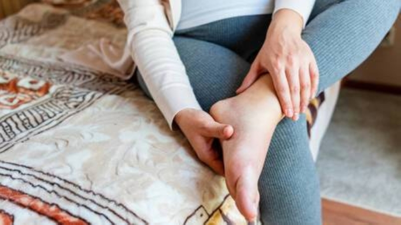 انتبه على صحتك ..الكشف عن عارض يظهر على الساقين والكاحلين يشير إلى الإصابة بمرض قاتل