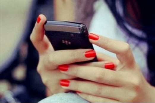 فتاة يمنية تعمل على استدراج المغتربين وابتزازهم بعد تصويرهم بأوضاع مخله