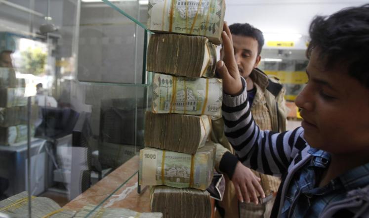 اليمن : الحكومة الشرعية تصدر تصريح جديد مبشر بخصوص المرتبات في مناطق سيطرة الحوثيين(تفاصيل سارة)