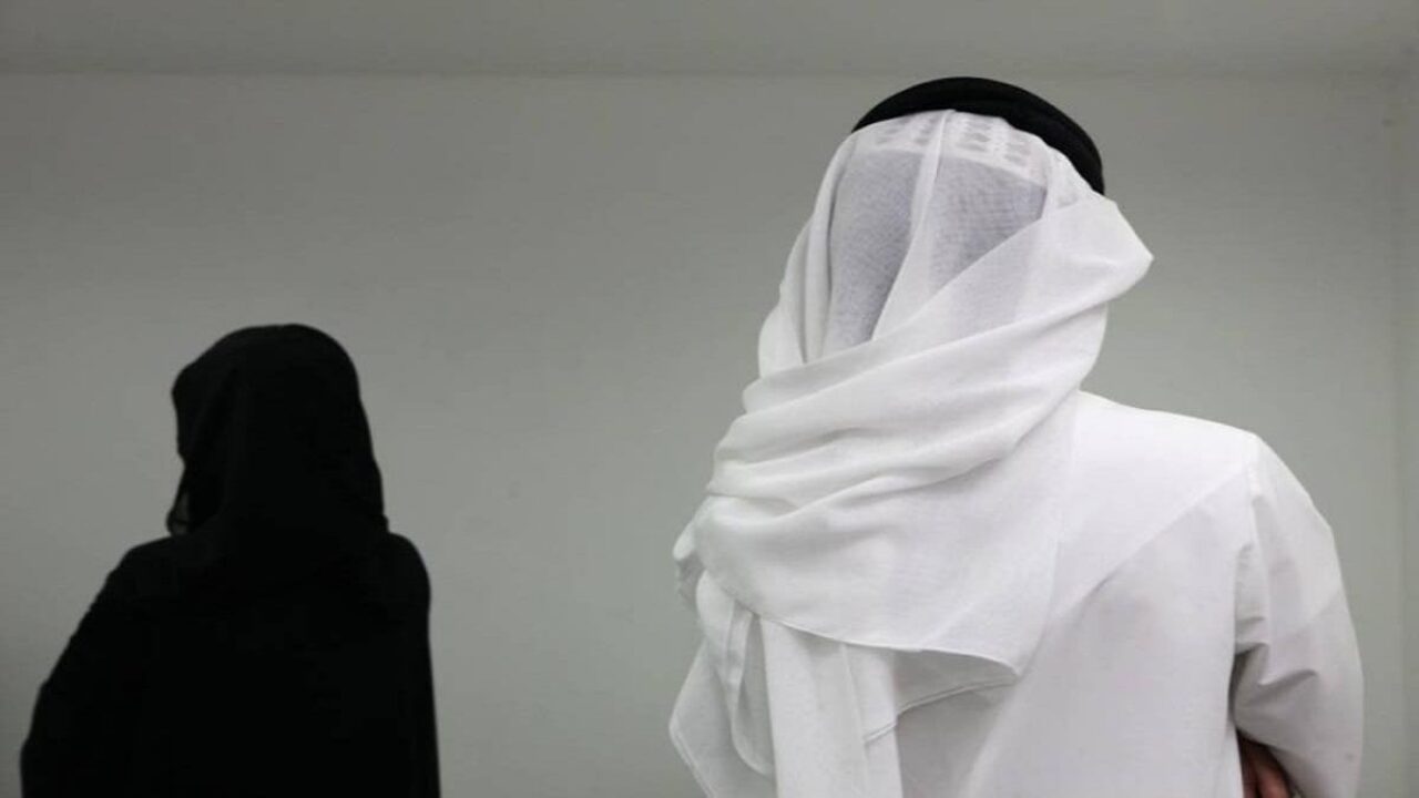  عريس ينصدم بعد ان وجد هذه  النوعية من الصور في هاتف زوجته السعودية في ليلة الزفاف .. طلقها فوراً ! 