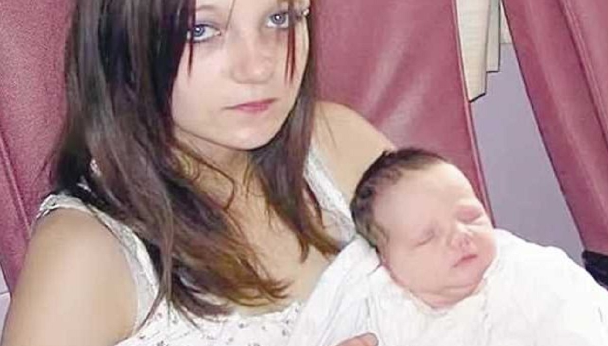 أم وابنها - ارشيف
