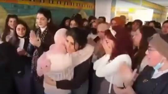 شاهد كيف أستقبل زملاء الأميرة مريم في أول ظهور لها بعد تشويه وجهها وكيف بدت (بالفيديو)